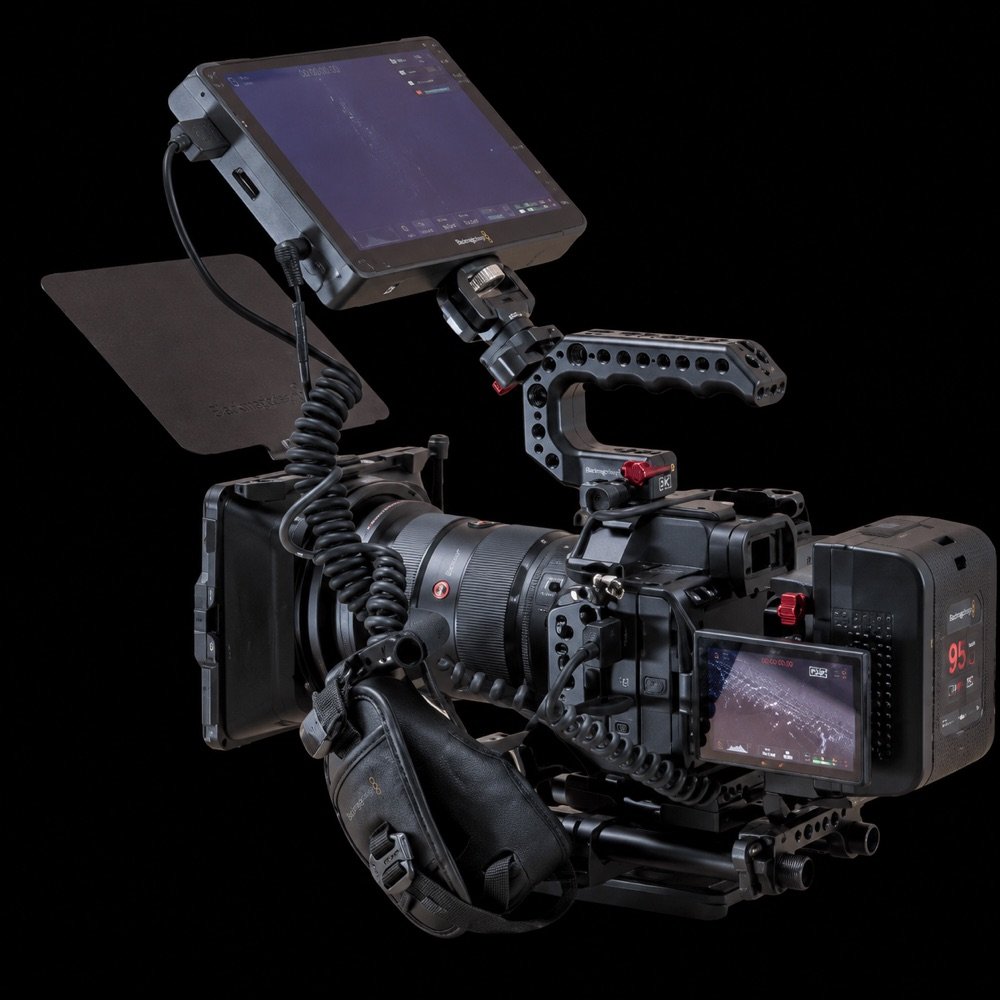 Cinepresa professionale con rig e monitor — SciroccoMedia